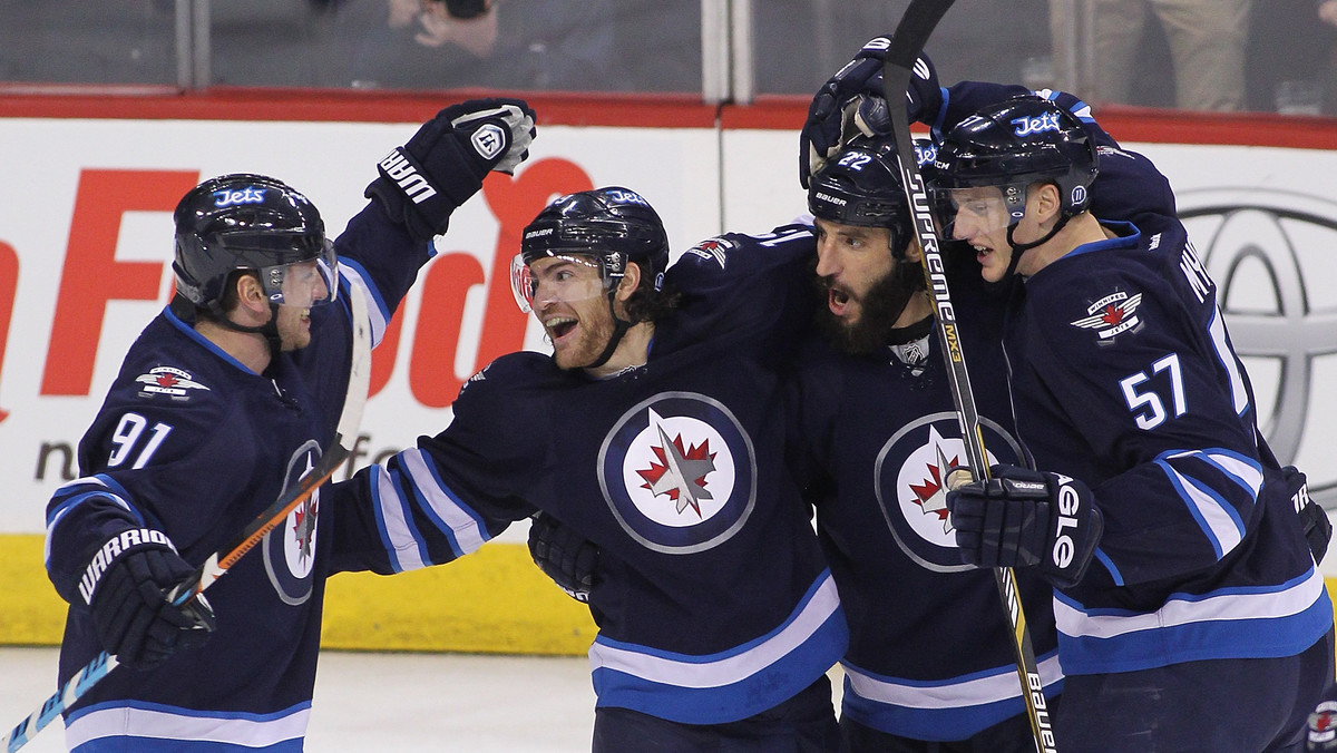 Winnipeg Jets zwyciężyli Dallas Stars 8:2, a wybrany z drugim numerem ostatniego draftu Patrik Laine zdobył drugiego hat tricka w sezonie. Fin dzięki temu występowi przejął prowadzenie w klasyfikacji najlepszych strzelców NHL.