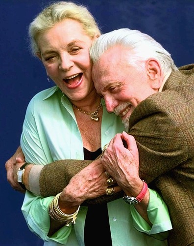 Lauren Bacall i Kirk Douglas w 1999 roku