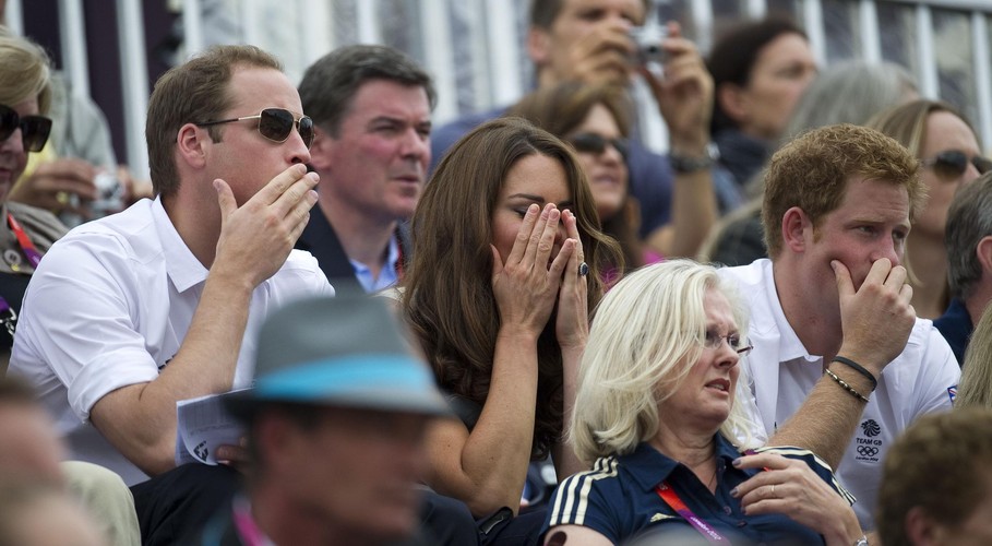 Kate Middleton, książę William oraz książę Harry dopingują księżniczkę Zarę podczas olimpiady w Londynie. Zara Phillips startowała we wszechstronnym konkursie konia wierzchowego.