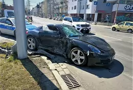 Porsche rozbite we Wrocławiu. Auto uderzyło w latarnię