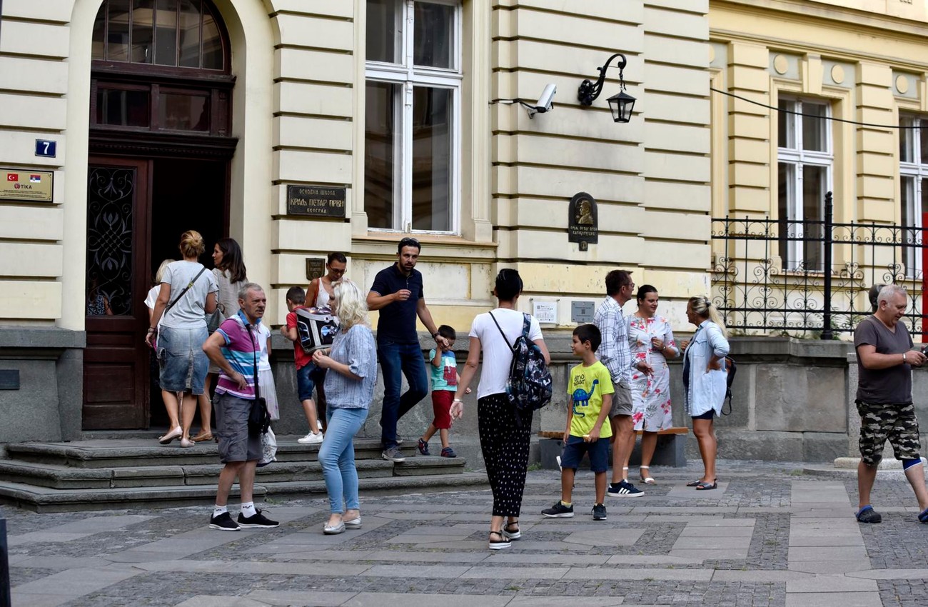 DA LI ĆE SE OD 1. SEPTEMBRA ĐACI TESTIRATI NA KORONU SZO kaže da je to opcija za normalan početak školske godine:"Taman posla!", kažu prosvetari, a evo šta predlažu kao JEDINO REŠENJE - Vimarsana News