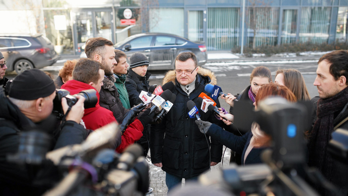 Minęło ponad 48 godzin od brutalnego zabójstwa Anny Jedynak, zastępcy Prokuratora Okręgowego w Krakowie. Sąd zdecydował o tymczasowym areszcie dla podejrzanego syna ofiary, który usłyszał zarzut zabójstwa ze szczególnym okrucieństwem. Śledczy intensywnie pracują nad sprawą. Tymczasem koledzy i koleżanki Anny Jedynak z prokuratury nie mogą wyjść z szoku po tej zbrodni.