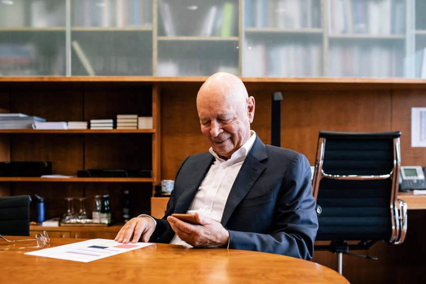 Klaus Schwab w swoim gabinecie