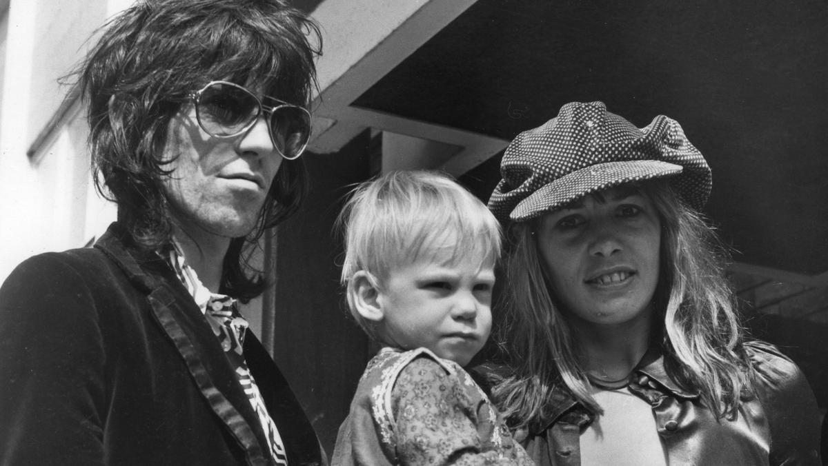 Keith Richards i Anita Pallenberg z synkiem Marlonem, Londyn, 1970 r.