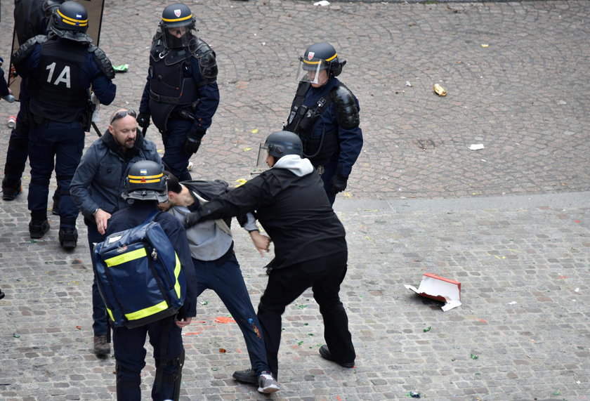 Skandaliczne zachowanie doradcy prezydenta. Przebrany za policjanta bił protestujących