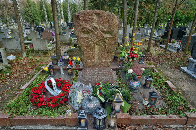 Grób kard. Henryka Gulbinowicza na cmentarzu w Olsztynie
