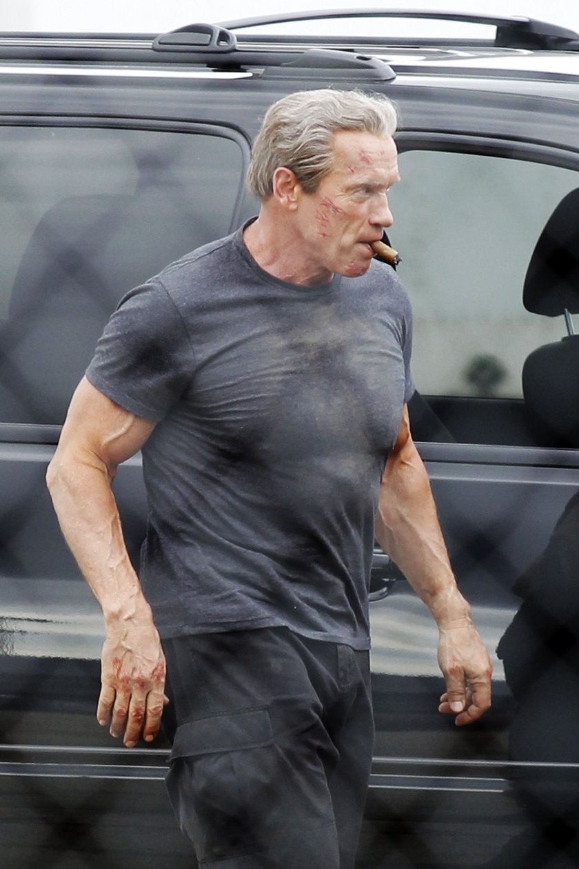 Arnold Schwarzenegger z bliznami na planie nowego filmu pali cygaro