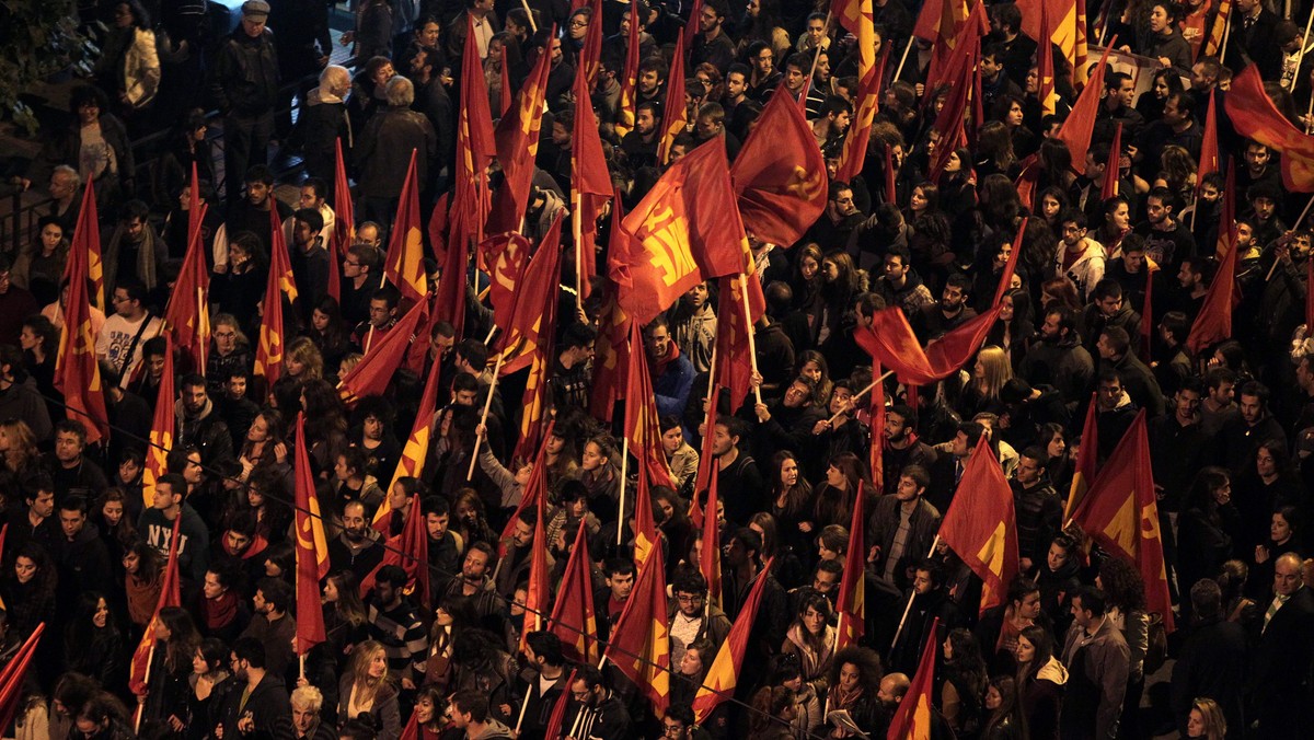 Tysiące Greków przemaszerowało ulicami Aten, upamiętniając 40. rocznicę krwawego powstania studentów przeciwko rządzącej wtedy juncie. Tradycyjnie już protestowano zarazem przeciwko posunięciom oszczędnościowym rządu.