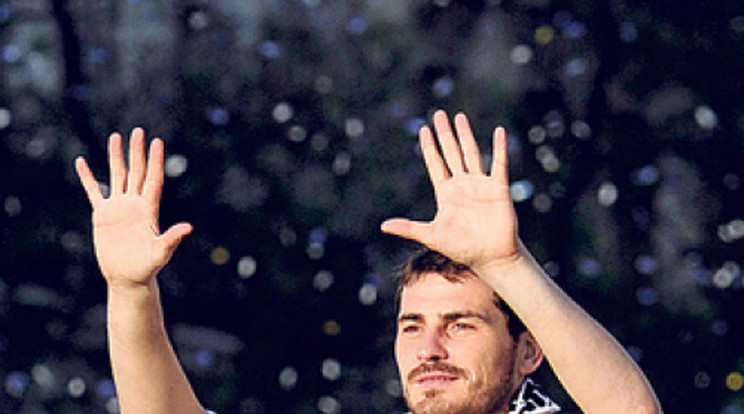 Különleges kesztyűben véd Casillas