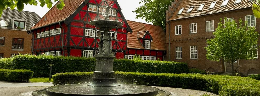 <strong>Aalborg</strong>
<br><br>
Jest to czwarte pod względem wielkości miasto Królestwa Danii (po Kopenhadze, Aarhus i Odense) i drugie co do wielkości miasto Półwyspu Jutlandzkiego. Położony jest w najwęższym punkcie fiordu Limfjord, łączącego Morze Północne z cieśniną Kattegat i odcinającego od lądu północną część Jutlandii – Vendsyssel.
<br><br>
Znanym produktem regionalnego przemysłu są produkowane przez Aalborskie Zakłady Spirytusowe wódki Aalborg Akvavit.
<br><br>
Jedną z atrakcji miasta jest Jomfru Ane Gade (duń. 