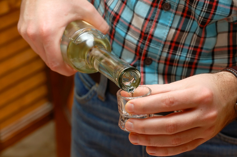 Wnoszenie napojów alkoholowych na teren zakładu pracy jest zabronione.
