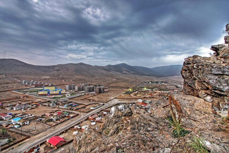 10. miejsce – Mongolia, która nie ma sprzyjających warunków do rozwoju turystki. Większość kraju jest bezludna i pusta. W związku z tym nie w Mongolii trudno szukać odpowiedniej infrastruktury, która umożliwiłaby swobodny rozwój turystyki. Dodatkowo w Mongolii nie znajdziemy wielu zabytków, które są w stanie przyciągnąć na dużą skalę turystów z całego świata.