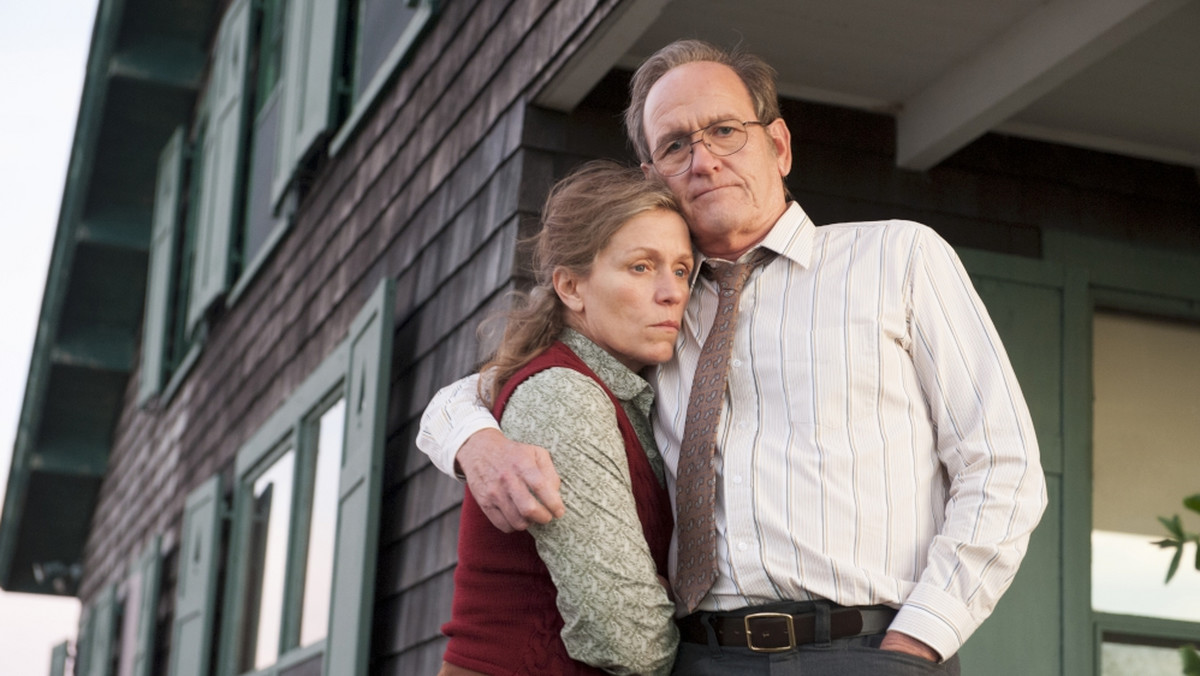 Mini-serial HBO "Olive Kitteridge" nie wywoła wśród widzów zbyt wielu uśmiechów, nikogo też najprawdopodobniej nie zainspiruje do stania się lepszym człowiekiem, jest to bowiem rozpisana na cztery odcinki i dwadzieścia pięć ekranowych lat opowieść o ludziach zgorzkniałych i zbyt nieszczęśliwych w swej egzystencji, by zrobić cokolwiek, by się z tego impasu wyrwać. Wyreżyserowana przez Lisę Cholodenko "Olive Kitteridge" jest jednocześnie znakomitym dowodem na dominację HBO nad filmami kinowymi na obszarze trudnych, skomplikowanych i niejednoznacznych opowieści, które skłaniają do wielu smutnych refleksji.