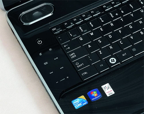 Wygodne sterowanie odtwarzaczem multimedialnym możliwe jest za pomocą dotykowego panelu umieszczonego po lewej stronie klawiatury