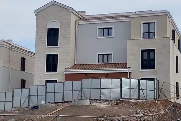 EVO KO SVE OD POZNATIH IMA SVOJU PLAŽU I VILU NA MORU Jedna kuća noću menja boje, u drugoj je letovao Njegoš, a treća ima nestvaran pogled na pučinu (Video)