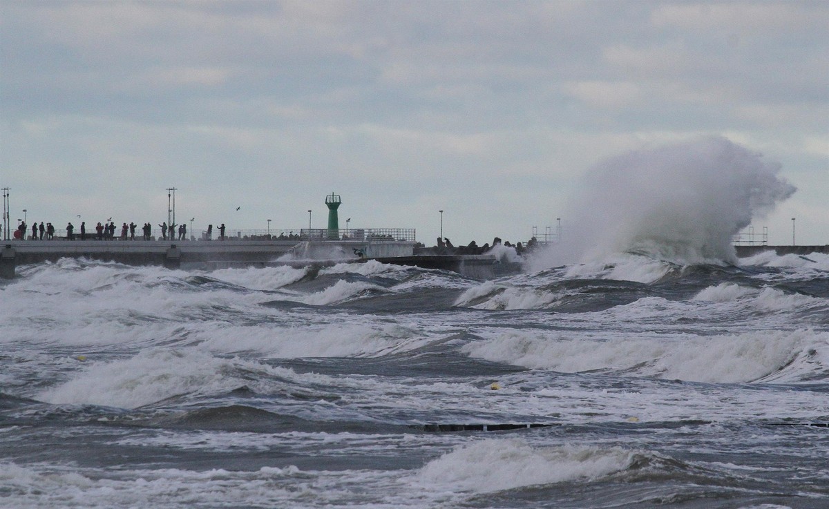 Sztorm na Bałtyku i przekroczenie stanów ostrzegawczych wód. IMGW wydał nowe ostrzeżenia