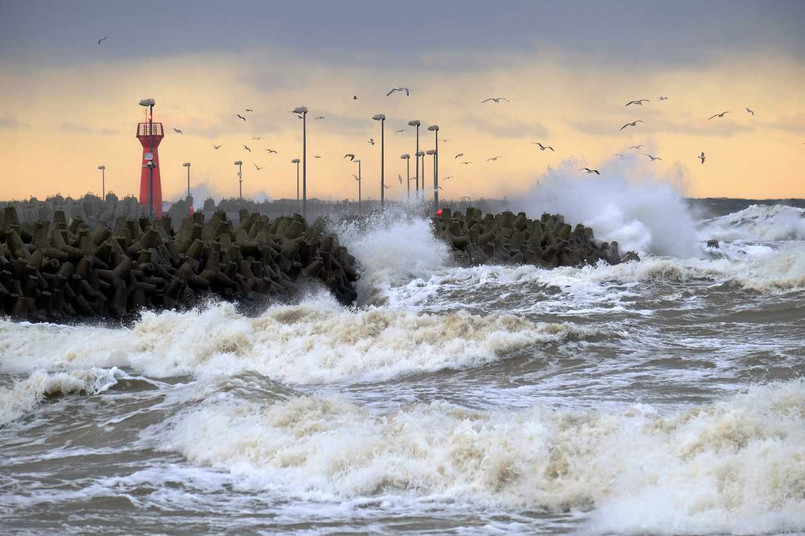 Kołobrzeg, sztorm na Bałtyku