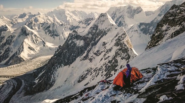 Andrzej Bargiel na K2 – podczas tej wyprawy dronem (kierowanym przez jego brata Bartka) trzeba mu było dostarczyć leki do obozu na wysokość 6900 m n.p.m.