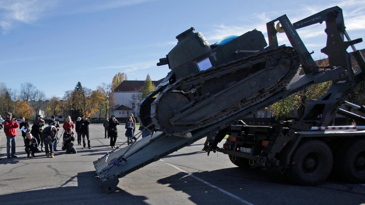 Najstarszy czołg polskiego wojska - Renault FT-17, polski ciągnik artyleryjski C2P i luksusowy polski samochód CWS T-1 - to niektóre z unikalnych pojazdów, które wezmą udział w piątek w defiladzie pojazdów historycznych z okazji Święta Wojska Polskiego.