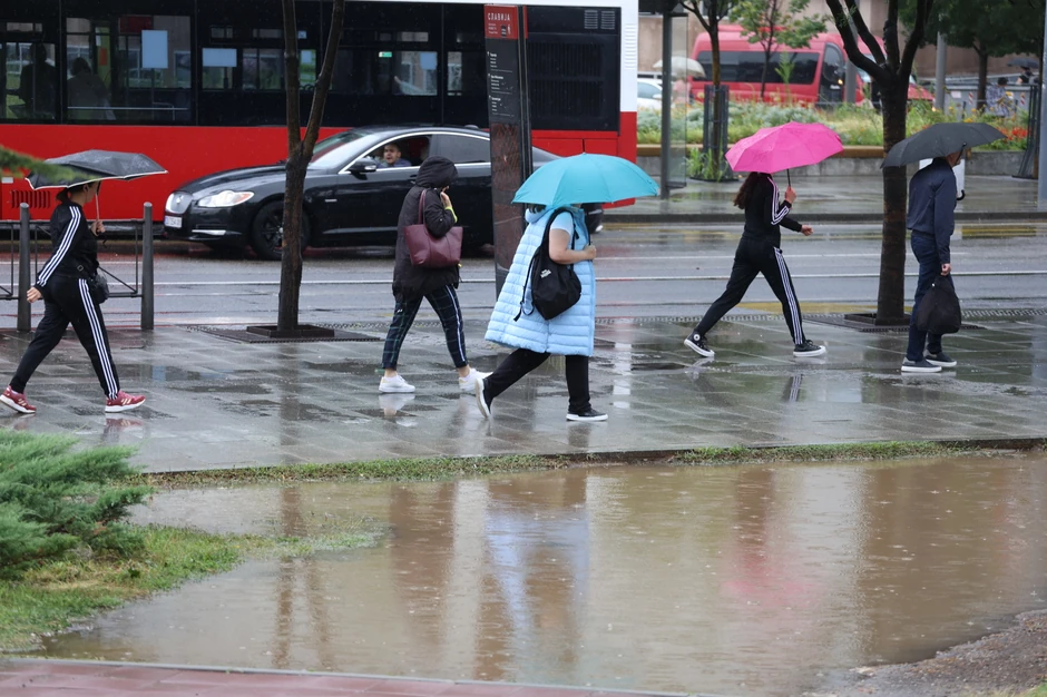 Zahlađenje uz pljusak sa ili bez grmljavine i jak vetar