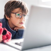 Kancsalság és kettős látás: hogyan alakul ki, mit lehet tenni ellene?