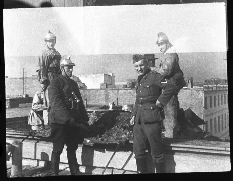 Polscy strażacy i żołnierz Wehrmachtu