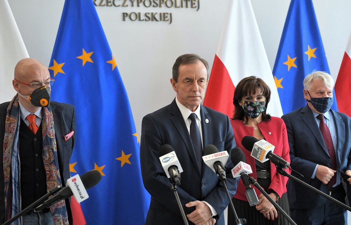 Znów wjechaliśmy w wyborczy zakręt. Opozycja zaczyna dążyć do odsunięcia wyborów