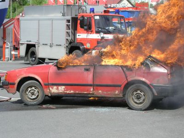 Samochody, a przede wszystkim zbiorniki paliwa są tak skonstruowane, aby za wszelką cenę wyeliminować groźbę eksplozji. Poza tym pamiętajmy o tym, że paliwo się nie pali, a tylko jego opary