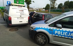 Palili fajkę wodną w trakcie jazdy, zdradziły ich kłęby białego dymu