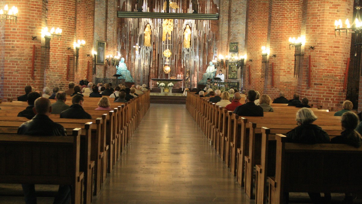 Poranna msza święta w kościele św. Brygidy w Gdańsku, zgodnie z zapowiedzią Krucjaty Różańcowej za Ojczyznę, odprawiona została w intencji nawrócenia Adama "Nergala" Darskiego oraz zespołu Behemoth. Wieczorem członkowie Krucjaty będą odmawiać różaniec pod klubem, gdzie Behemoth zagra koncert.