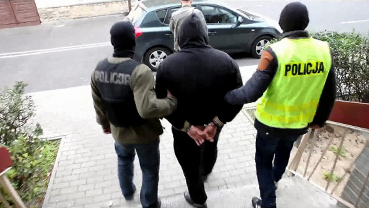 Wielkopolscy policjanci zatrzymali dwanaście osób, które mają związek z produkcją i handlem narkotykami, kradzieżami samochodów, wyłudzeniami ubezpieczeń i wprowadzaniem fałszywych banknotów euro do obiektu.
