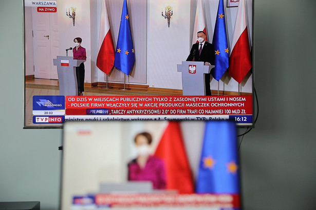 Minister rozwoju Jadwiga Emilewicz oraz prezydent Andrzej Duda podczas transmisji konferencji prasowej. Prezydent przekazał, że w akcję "Polskie szwalnie" włączyły się polskie firmy, głównie odzieżowe - produkują maseczki; będą dostarczane w milionach sztuk, nie tylko na polski rynek.