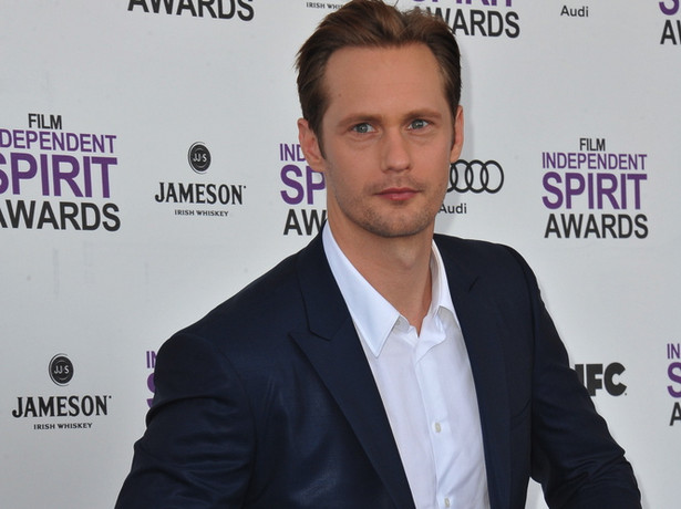 Skarsgard to szczęściarz. Spotyka się z piękną modelką!