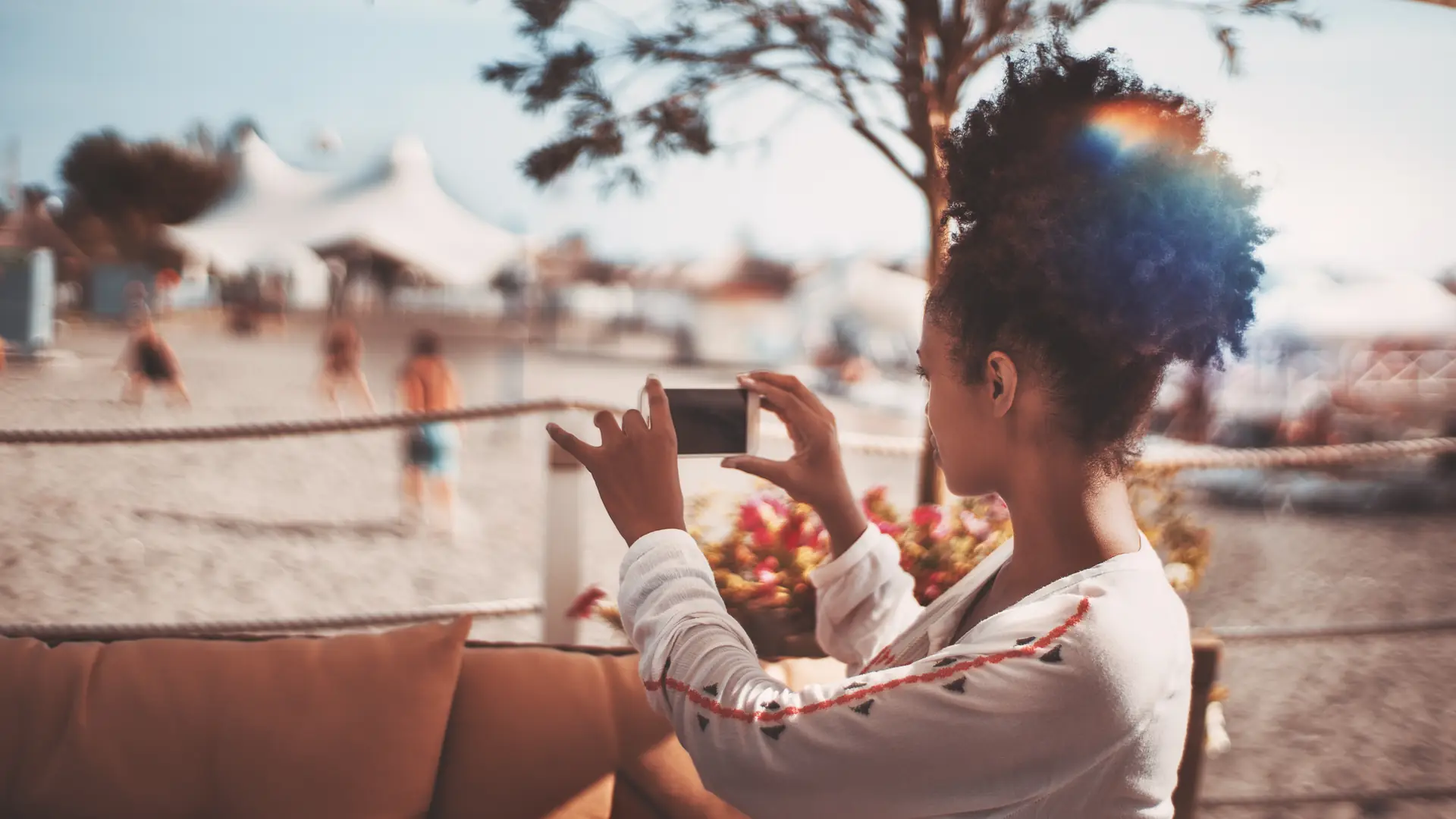 Drinki z palemką i złociste plaże? Okazuje się, że wakacyjne zdjęcia waszych znajomych są tylko "na pokaz"