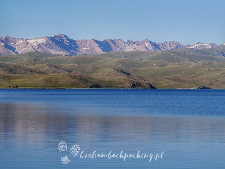 Nocleg nad jeziorem Song Kol w Kirgistanie.