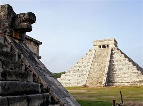 View of the Kukulcan Temple in the archaeological site of Chichen Itza, in the Mexican state of Yucatan, on June 25th, 2007. The Kukulcan Temple was named on July 7th, 2007, as one of the new Seven Wonders of the World at a ceremony in Lisbon, Portugal. A private Swiss foundation launched the contest in January 2007, allowing Internet and telephone voters to choose between 21 sites short-listed from 77 selected by a jury. It said it had gathered nearly 100 million votes by the end of polling at midnight Friday.  AFP PHOTO/Marte REBOLLAR