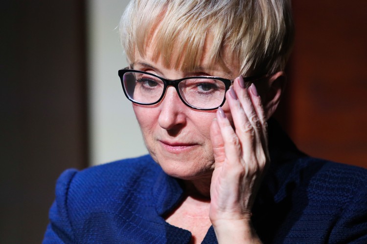 <strong>26. Ex aequo Beata Morawiec</strong>
<br></br>
prezes Stowarzyszenia Sędziów „Themis”
<br></br>
Krystian Markiewicz</strong>
<br></br>
prezes Stowarzyszenia Sędziów Polskich „Iustitia”
<br></br>
Jedno jest pewne – gdyby nie stowarzyszenia sędziowskie i determinacja stojących na ich czele prezesów, proces zaorywania sądownictwa szedłby rządzącym dużo łatwiej. To dzięki nim temat wymiaru sprawiedliwości nie schodził w zeszłym roku z czołówek gazet. Bez aktywnej działalności stowarzyszeń z pewnością nie udałoby się też przeprowadzić tylu i na taką skalę protestów przeciwko działaniom rządu i ustawodawcy. 
<br></br>
To prawda: niektóre z wypowiedzi liderów mogły budzić wątpliwości, czy przypadkiem nie zostały przekroczone granice, których sędziom przekraczać nie wolno. Dzięki temu jednak o sądach wciąż dużo się mówi, mimo że wielu zapewne zapomniało już, o co tak naprawdę toczy się spór. Mimo to ani prezes Markiewicz, ani prezes Morawiec nie tracą zapału i od wielu już lat cierpliwie starają się tłumaczyć, po co tak naprawdę są nam niezależne sądy. I co się stanie, gdy je utracimy. Czym oczywiście budzą skrajnie negatywne emocje po drugiej stronie barykady. 
<br></br>
Jak bardzo negatywne, mogliśmy przekonać się przy okazji tzw. afery hejterskiej. Jednym z sędziów, na którego szyto w resorcie sprawiedliwości akcję mającą zdyskredytować go w oczach opinii publicznej, miał być nie kto inny jak właśnie prezes Stowarzyszenia Sędziów Polskich „Iustitia”. 
<br></br>
MK