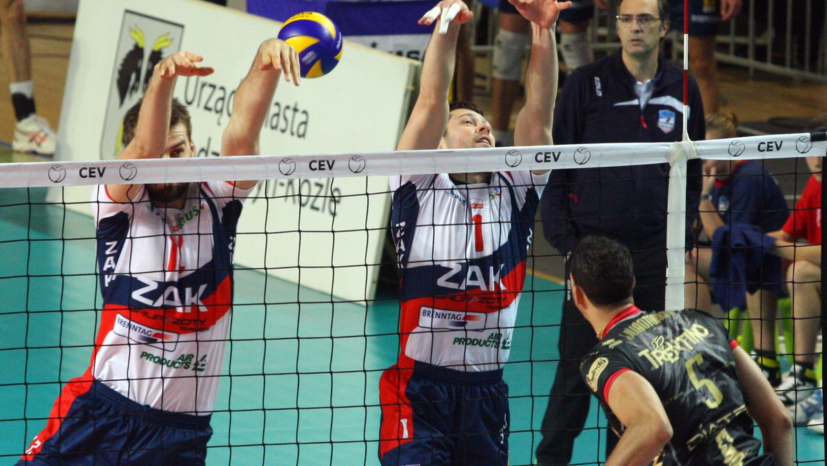 Siatkarze ZAKSA Kędzierzyn-Koźle dzielnie walczyli we własnej Hali Azoty z najlepszą klubową drużyną świata, włoskim Trentino Diatec Volley, musieli jednak uznać wyższość rywala, przegrywając mecz 4. kolejki Ligi Mistrzów 1:3 (24:26, 15:25, 25:16, 23:25) (Fot. PAP/Krzysztof Świderski).