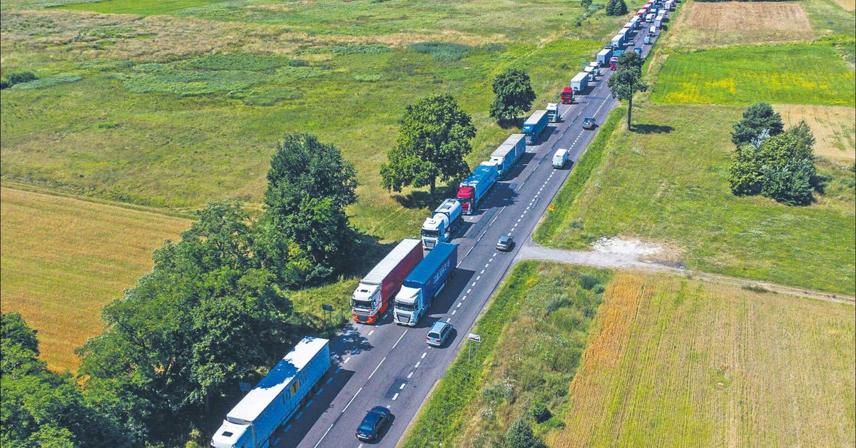 Ciężarówki utknęły za Bugiem. W gigantycznych kolejkach do odprawy kierowcy stoją 10 dni