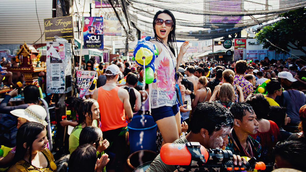 Tajlandzki Nowy Rok, czyli Songkran, jest obchodzony w połowie kwietnia. "Święto Lania Wody" jest jednym z najbardziej barwnych okresów w roku – ma jednak mroczną stronę, o której przez długi czas milczano. Podczas obchodów umierają co godzinę 2-3 osoby, a 160 zostaje rannych - podaje australijski "News".