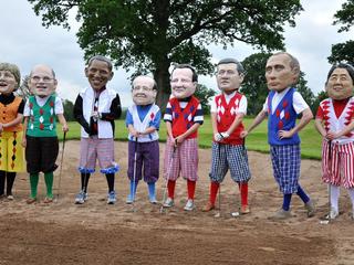Szczyt G8. Przebrani w maskach m.in. Trumpa, Obamy, Putina i innych światowych przywódców 