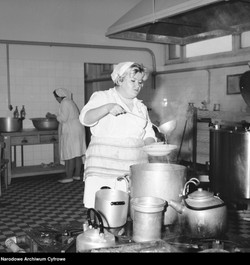 Podchwytliwy, ale szybki QUIZ. Co się jadło w PRL-u? Tylko smakosz uzyska 15/15