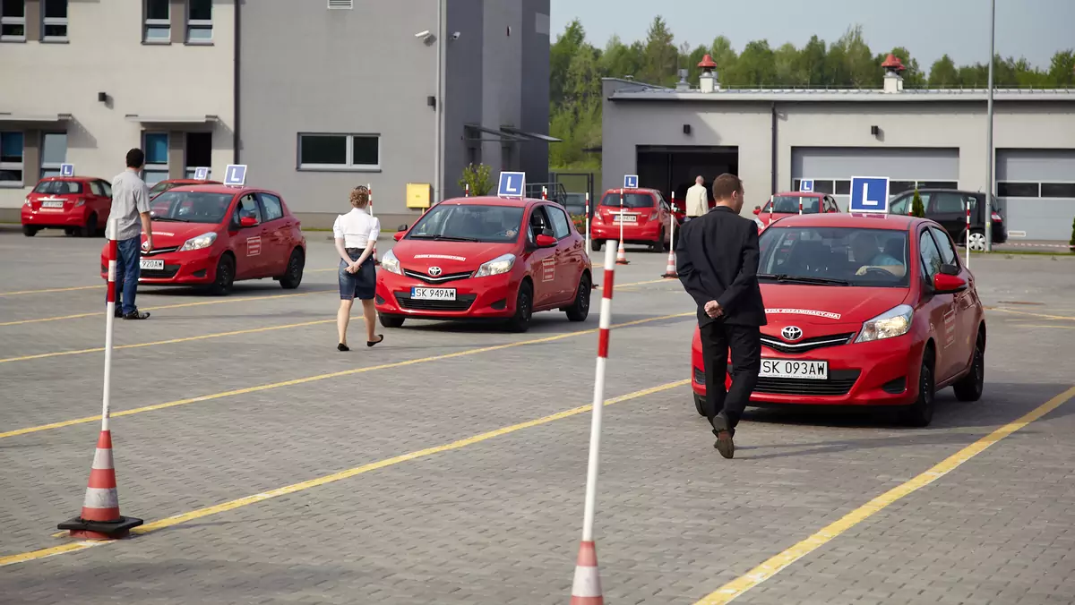 Dzisiaj na egzamin nie trzeba już czekać miesiącami, ale w porównaniu z poprzednimi latami wzrósł koszt zdobycia uprawnień do prowadzenia pojazdów