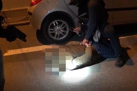 (VIDEO) OVAKO JE POLICIJA UHAPSILA ŠKALJARCE U BEOGRADU Pali visokopozicionirani pripadnici klana, za njima raspisane Interpolove poternice za ubistva