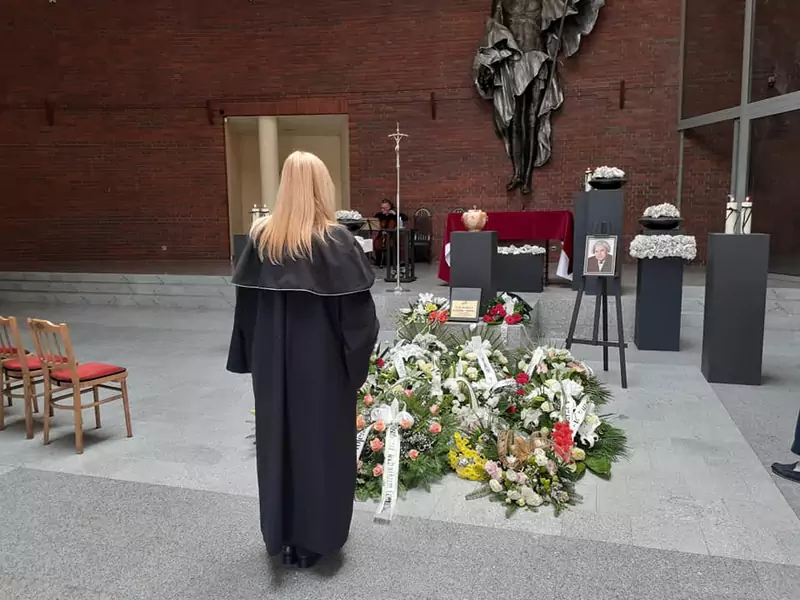 Mistrzyni Ceremonii Pogrzebowej Anna Borowik podczas uroczystości