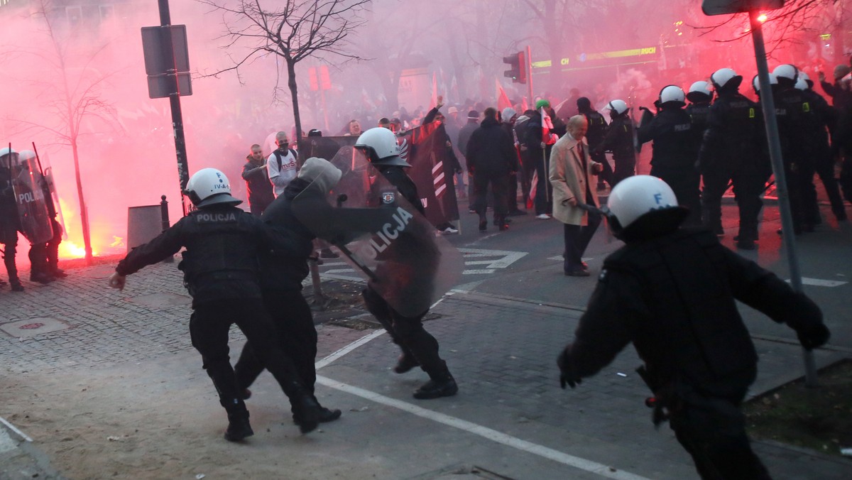 - Tak absurdalnych zarzutów nie słyszałem jeszcze nigdy - mówi w rozmowie z Onetem Mariusz Sokołowski. Rzecznik prasowy Komendanta Głównego Policji kategorycznie zaprzeczył, że tajniacy zachowywali się prowokacyjnie podczas wczorajszych manifestacji w Warszawie.