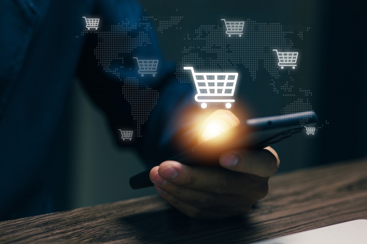 A,Smartphone,Displays,A,Digital,Shopping,Cart,Across,A,Global