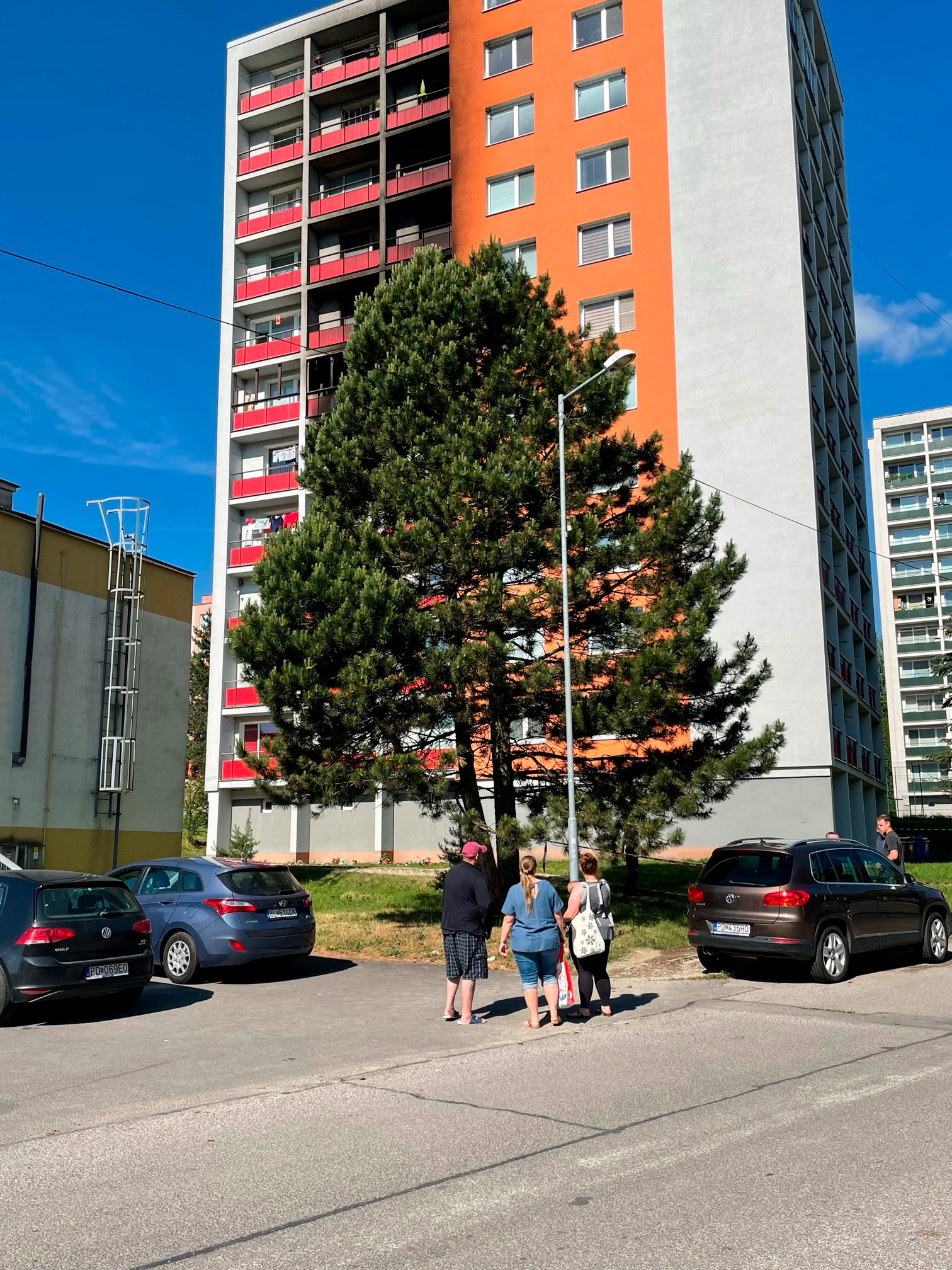 Na snímke panelák, v ktorom v jednom z bytových domov na piatom poschodí vypukol požiar na Okružnej ulici v Handlovej.