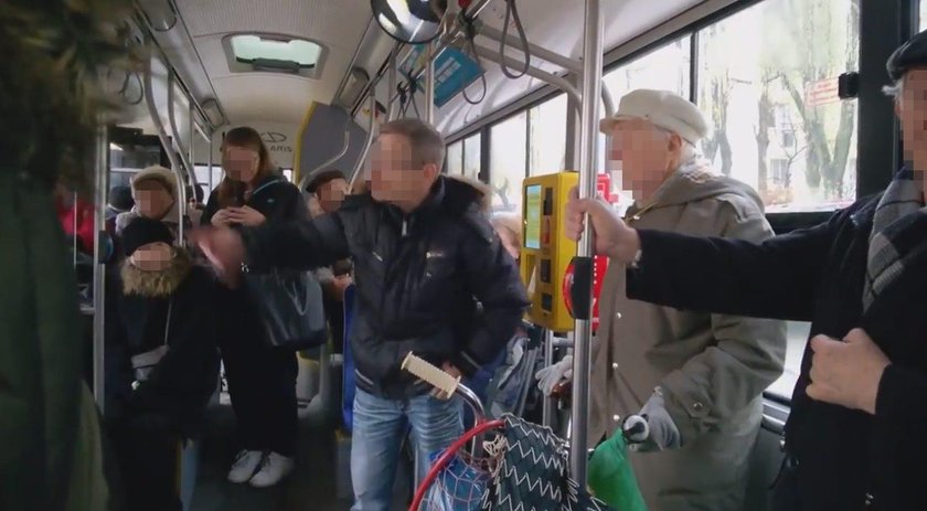 Tłum wyrzucił seniora z autobusu