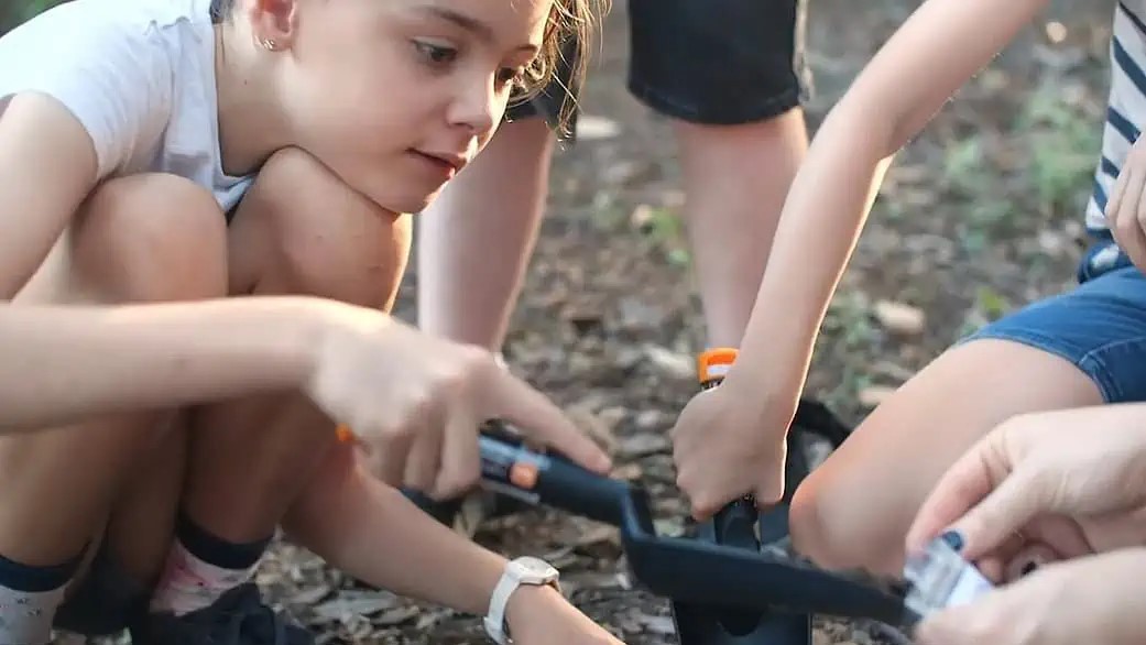 Mi közük a földdel játszó gyerekeknek a tudományhoz? Több, mint elsőre gondolná